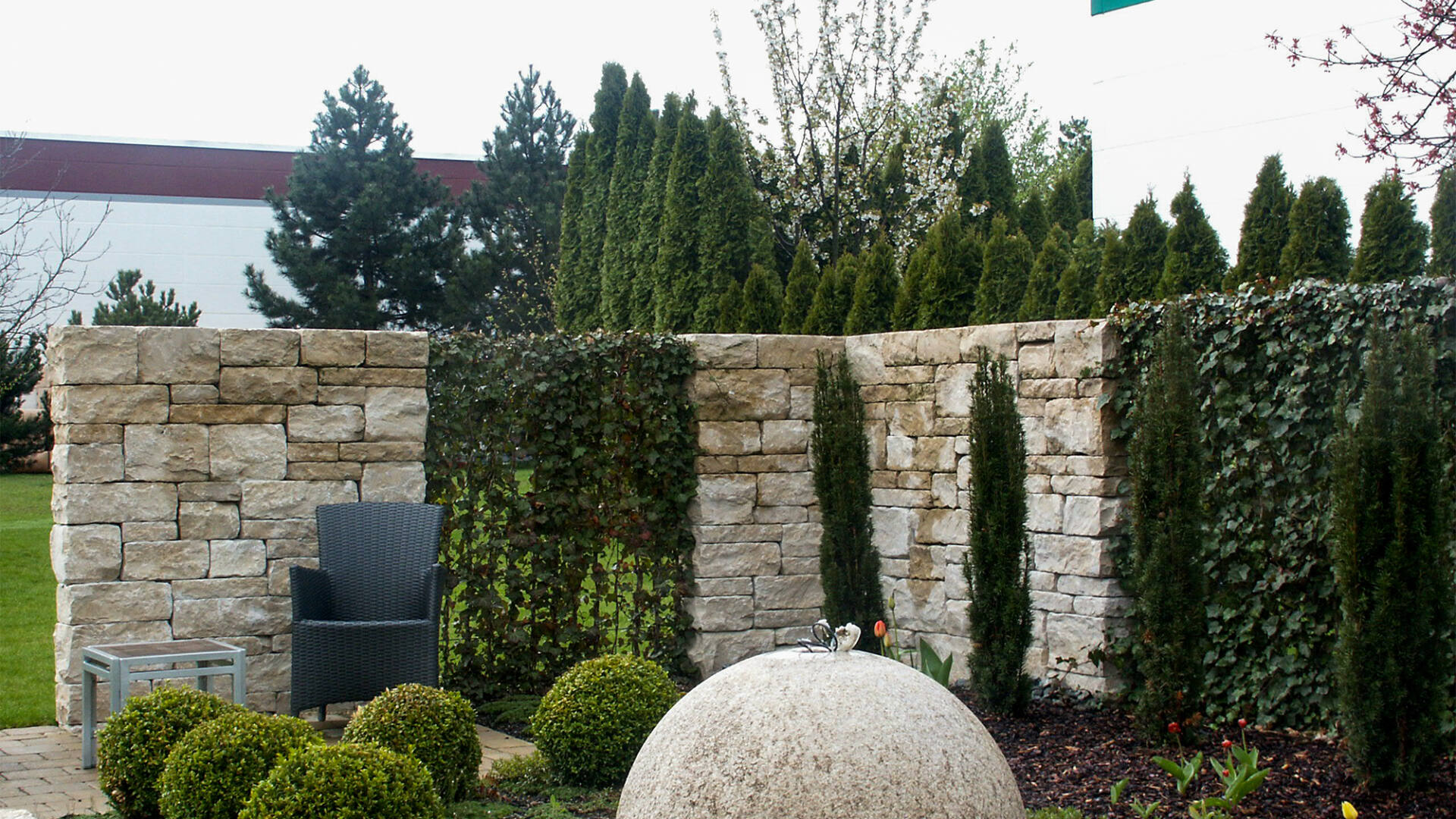 die gartenbauer Garten mit Natursteinmauer