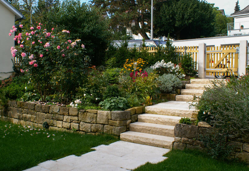 die gartenbauer Garten mit Steintreppe